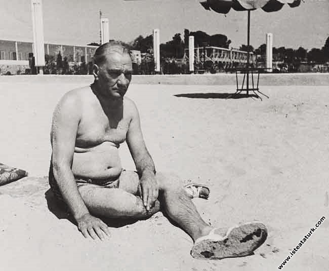 Mustafa Kemal Atatürk İstanbul Florya sahilinde kumsalda. (30 Mayıs 1936)