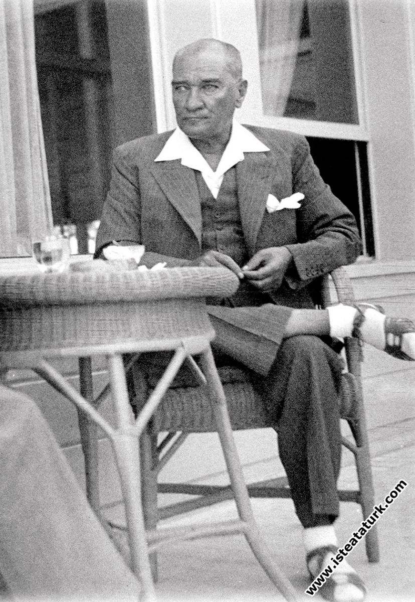 Mustafa Kemal Atatürk İsmet İnönü ile Florya'da sohbet ederken. (28 Haziran 1936)