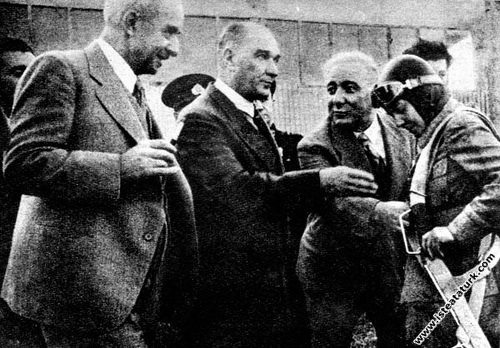 Mustafa Kemal Atatürk'ün Yeşilköy Havalimanı’nda Ankara'ya dönecek olan İsmet İnönü'yü uğurlaması. (18 Temmuz 1936)