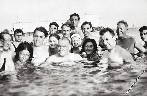 Mustafa Kemal Atatürk Florya'da denizde yüzerken gençlerle beraber. (5 Ağustos 1936)