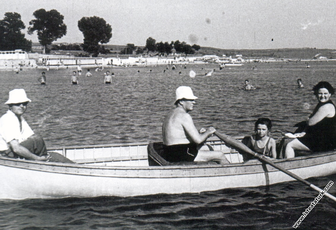 Mustafa Kemal Atatürk Florya'da tekne gezisinde. (5 Ağustos 1936)