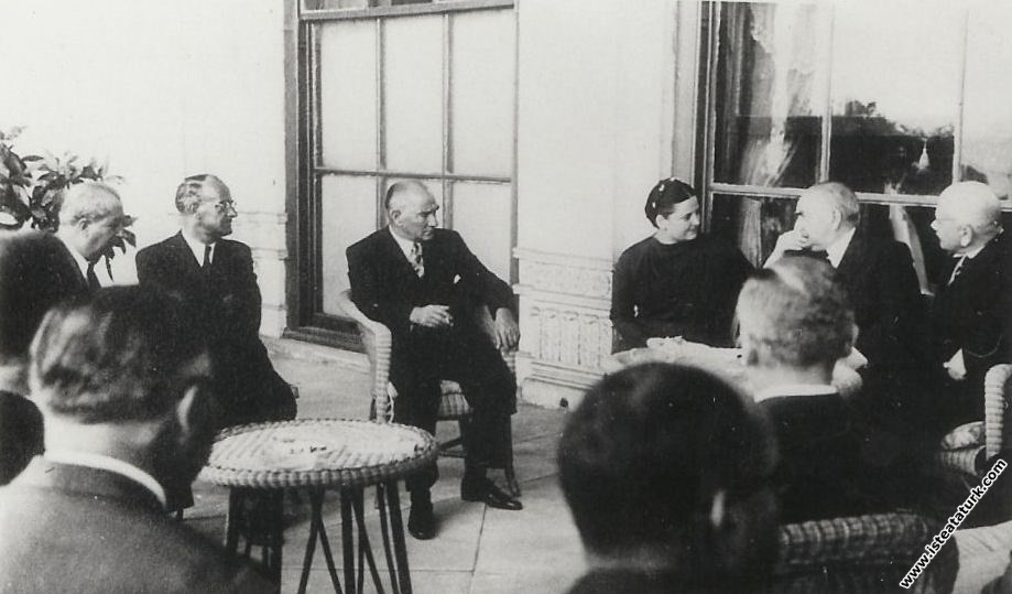 Mustafa Kemal Atatürk Dolmabahçe Sarayı'nda III. Türk Dil Kurultayı'nda katılımcılarla birlikte. (24-29 Ağustos 1936)