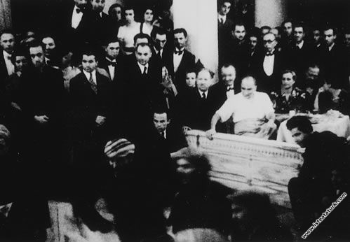 Mustafa Kemal Atatürk Beylerbeyi Sarayı'nda düzenlenen, Balkan Ülkeleri halk oyunları ekiplerinin katıldığı festivalde. (2-3 Eylül 1936)
