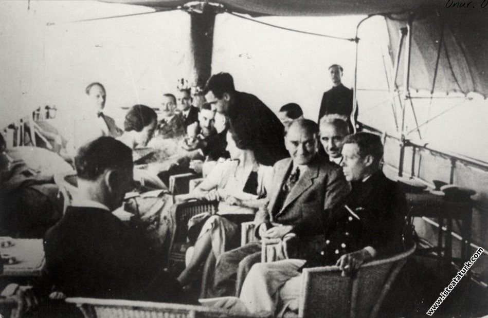Mustafa Kemal Atatürk İngiltere Kralı VIII. Edward ile Atatürk Ertuğrul Yatı'nda, Moda'da düzenlenen deniz yarışlarını izlerken. (6 Eylül 1936)