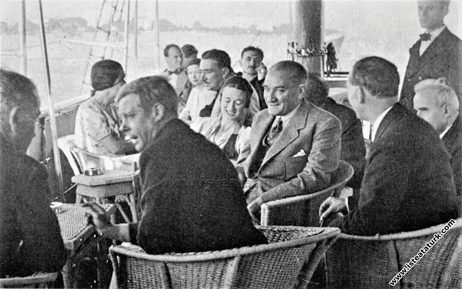 İngiltere Kralı VIII. Edward ile Atatürk Ertuğrul Yatı'nda, Moda'da düzenlenen deniz yarışlarında. (6 Eylül 1936) 