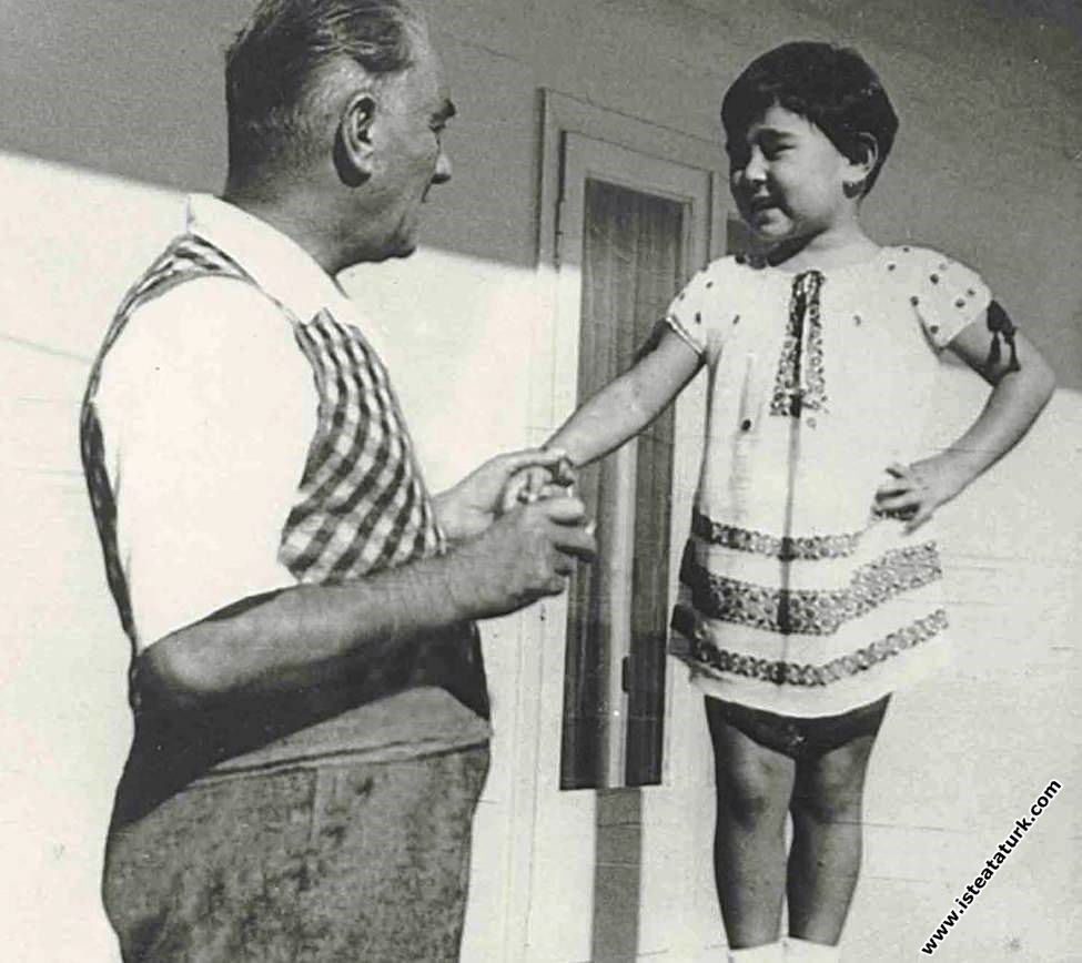 Mustafa Kemal Atatürk Florya'da Deniz Köşkü'nde çok sevdiği manevi kızı Ülkü ile birlikte. (12 Eylül 1936)