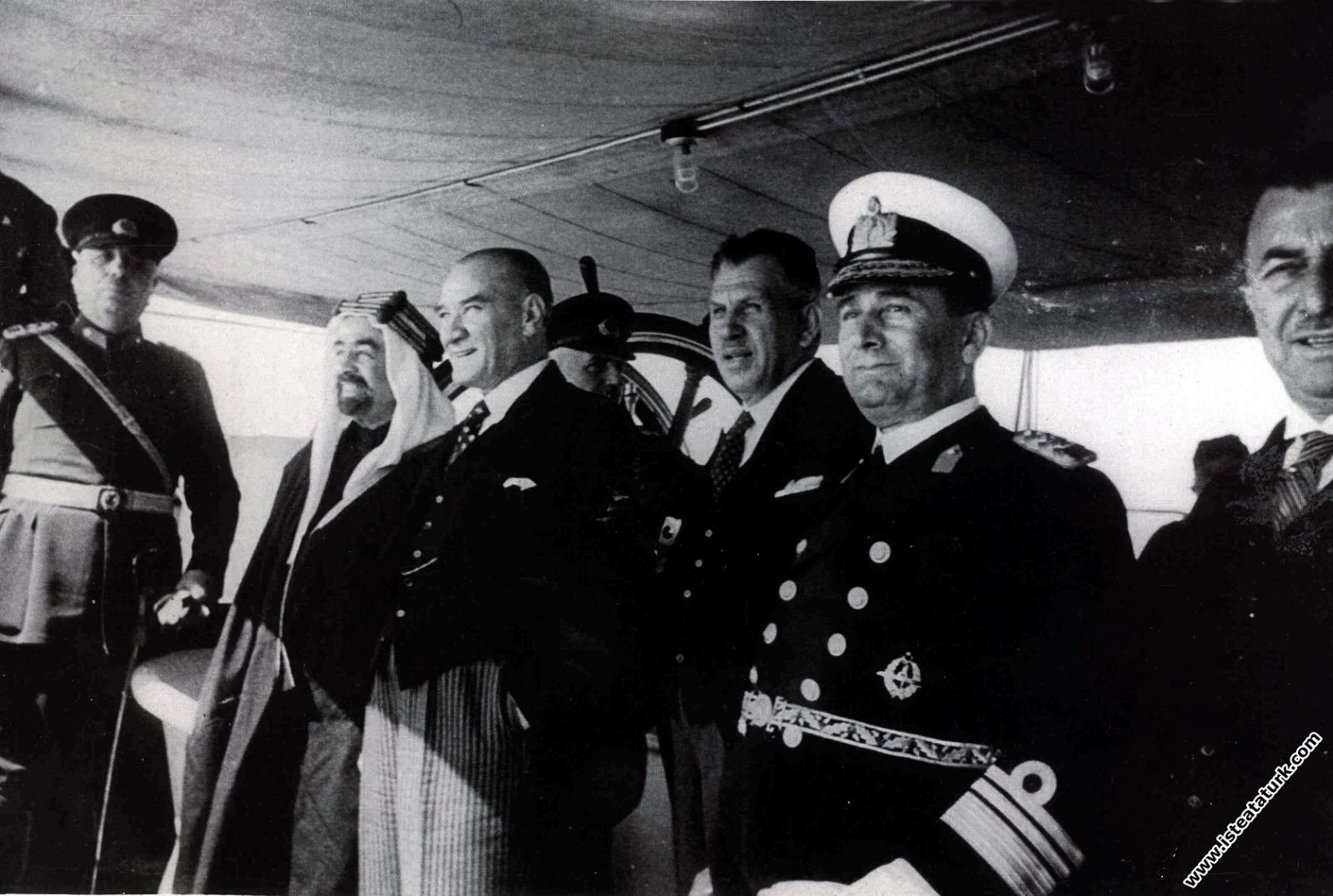 Mustafa Kemal Atatürk Ürdün Kralı Abdullah'la birlikte Ertuğrul Yatı'nın güvertesinde. (5 Haziran 1937)