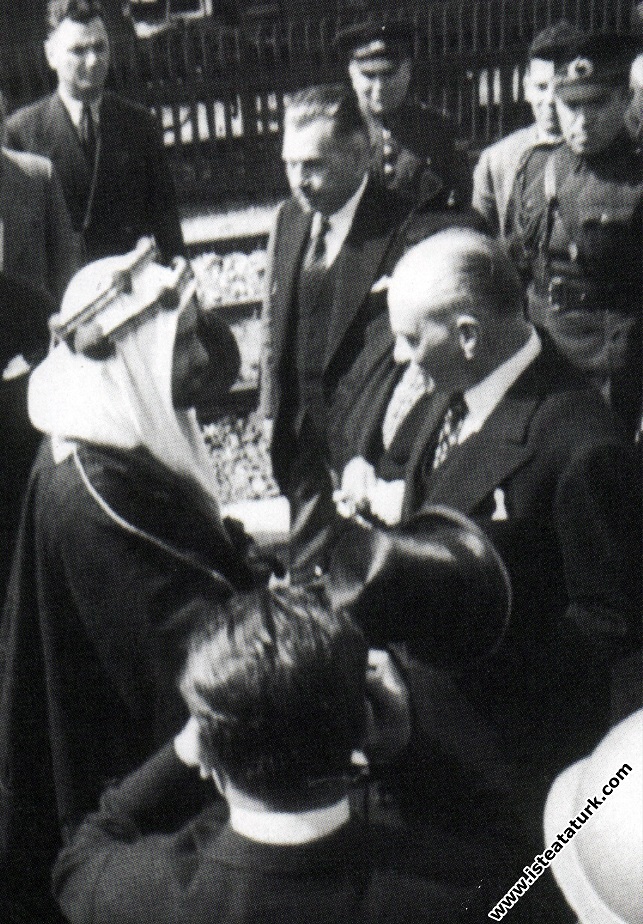 Mustafa Kemal Atatürk Ürdün Kralı Abdullah'la birlikte Haydarpaşa Garı'nda, İstanbul'da. (5 Haziran 1937)