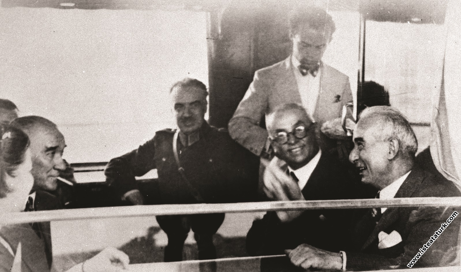 Mustafa Kemal Atatürk Sümerbank Nazilli Basma Fabrikasının açılışı için Nazilli'ye gelişinde, trende. (9 Ekim 1937).