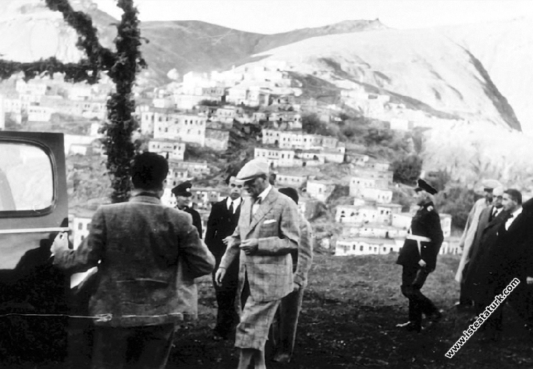 Atatürk Ergani Bakır Madeni İşletmesi'nde denetimlerde bulunuyor. (15 Kasım 1937)