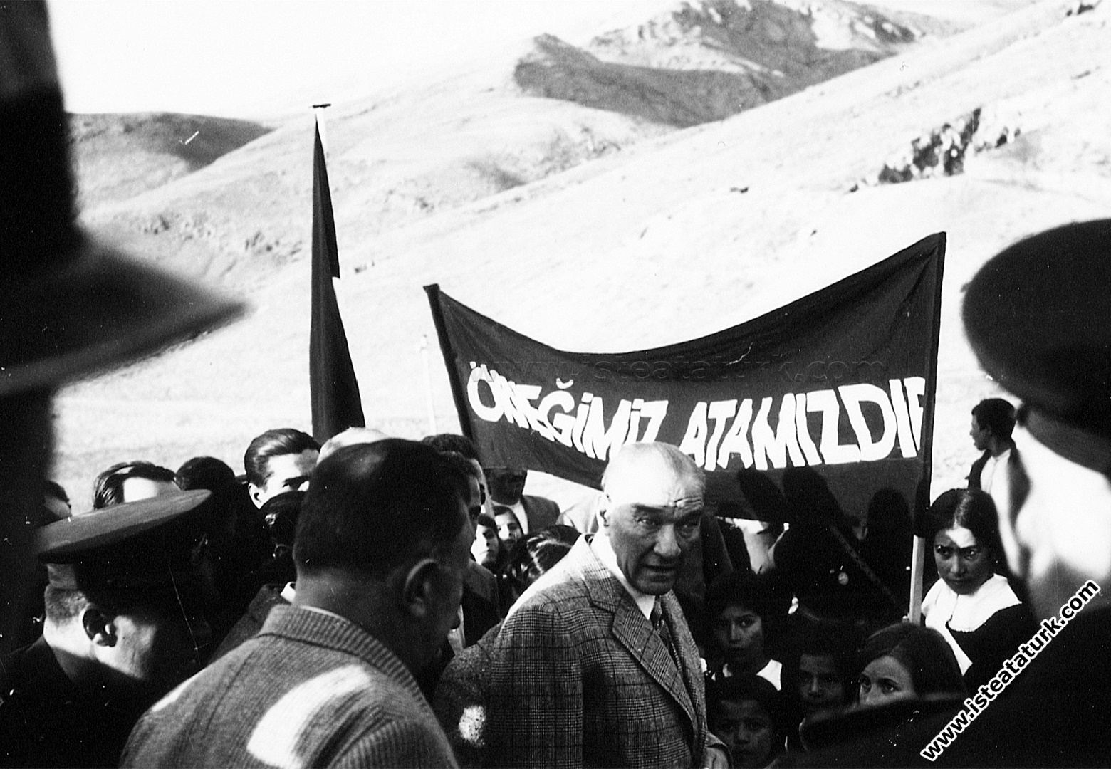 Tunceli Pertek'te Öğrencilerle Konuşurken.. (17 Kasım 1937)