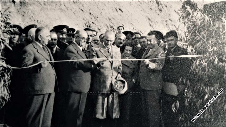Atatürk Tunceli Pertek'te Singeç Köprüsü'nün açılışında. (17 Kasım 1937)