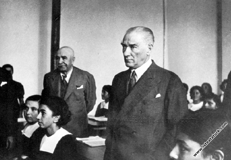 Adana'da İsmet Paşa Kız Enstitüsü'nde tarih dersi dinlerken. (19 Kasım 1937) 