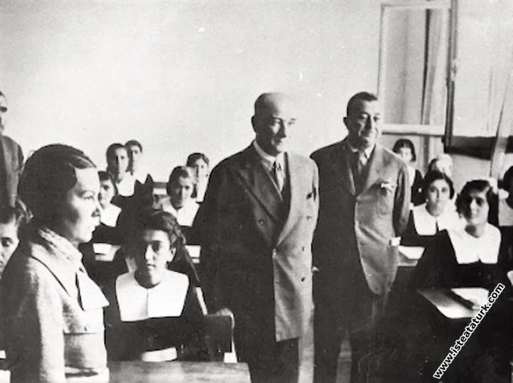 Atatürk Adana'da İsmet Paşa Kız Enstitüsü’nde tarih dersi dinlerken. (19 Kasım 1937)