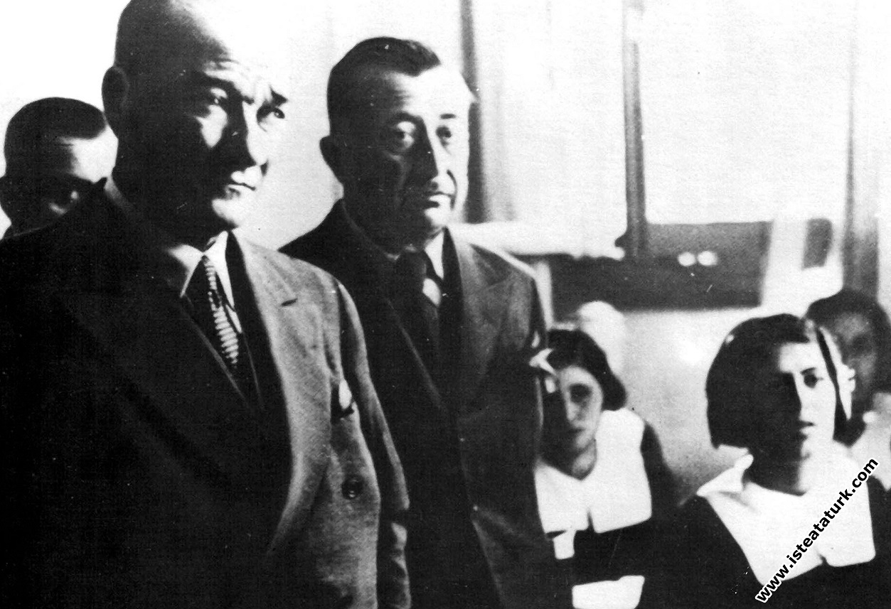 Adana'da İsmet Paşa Kız Enstitüsü'nde tarih dersi dinlerken. (19 Kasım 1937)