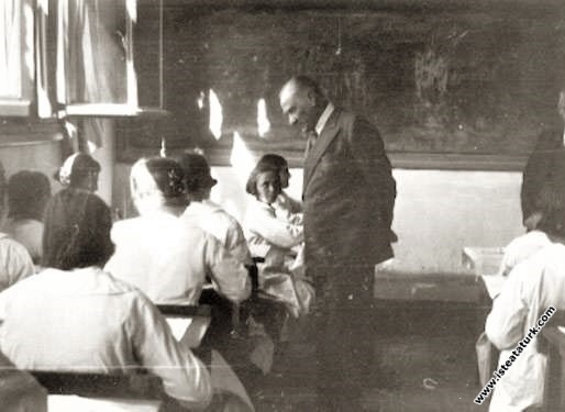 Atatürk Adana'da İsmet Paşa Kız Enstitüsü'nünde bir derste. (19 Kasım 1937)