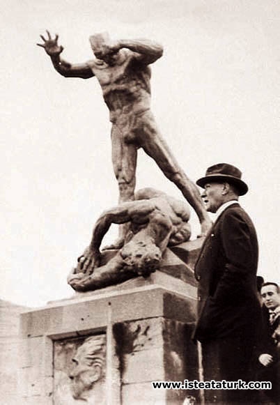 Atatürk'ün Afyon'a gelişi, Utku (Zafer) Anıtını ziyareti. (20 Kasım 1937)