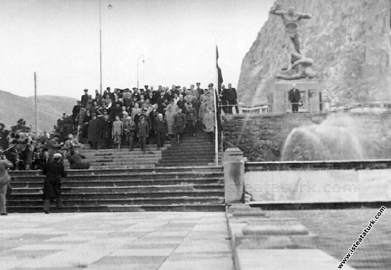 Atatürk'ün Afyon'a gelişi, Utku (Zafer) Anıtını ziyareti. (20 Kasım 1937)