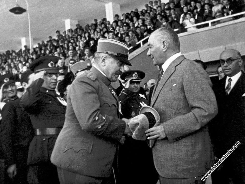 Gençlik ve Spor Bayramı’nda 19 Mayıs Stadyumu'nda Yugoslav Harbiye Nazırını kabul ederken. (19 Mayıs 1938)