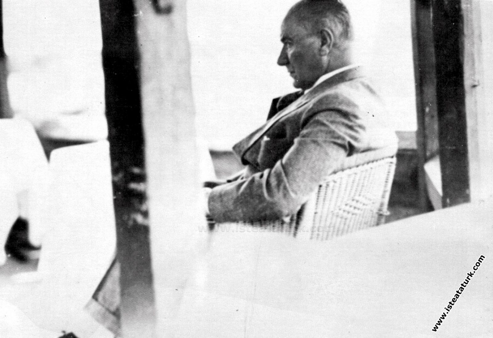 Mustafa Kemal Atatürk Adana Ulus Parkı'nda dinlenirken. (24 Mayıs 1938)