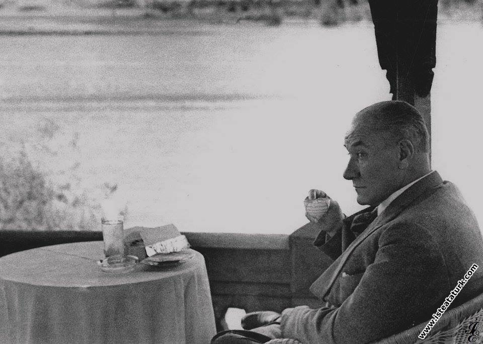 Mustafa Kemal ATATÜRK Adana Ulus Parkı'nda kahvesini içerken (24 Mayıs 1938)
