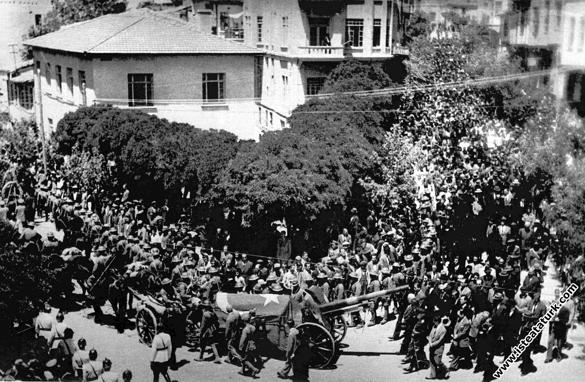 Ulu Önder Atatürk'ün cenazesinin geçeceği yolları dolduran halk, İstanbul. (19 Kasım 1938)