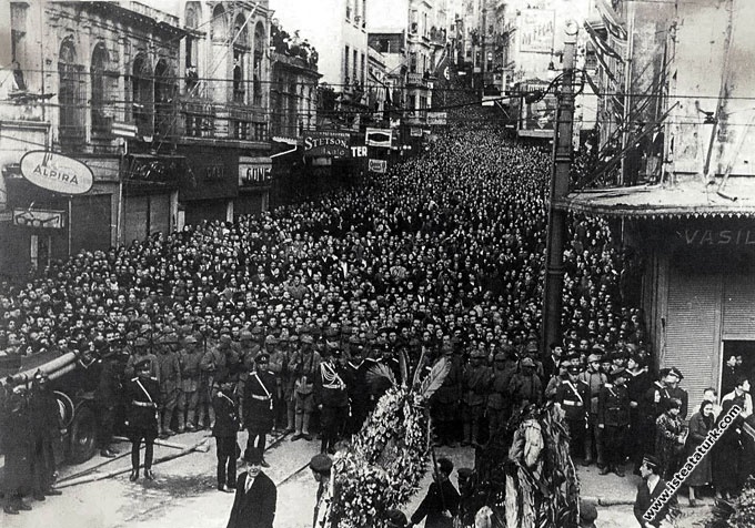 Ulu Önder Atatürk'ün cenazesinin geçeceği yolları dolduran halk, İstanbul. (19 Kasım 1938)