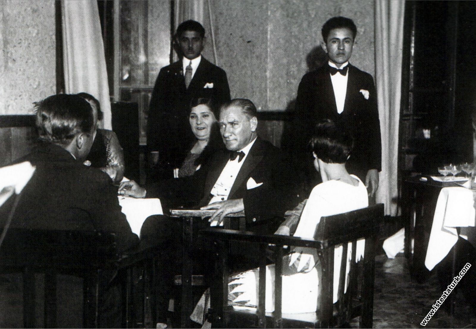 Mustafa Kemal Atatürk Yalova'da akşam yemeği öncesi sohbette. (18 Ağustos 1930)