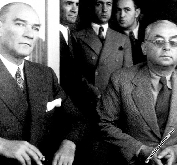 Mustafa Kemal Atatürk Kabotaj Bayramı dolayısıyla, Moda Deniz Kulübü'nün terasında Celal Bayar ile birlikte. (1 Temmuz 1935)
