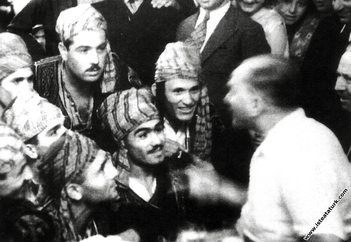 Mustafa Kemal Atatürk Beylerbeyi Sarayı'nda düzenlenen Balkan Ülkeleri Halk Oyunları Festivali’nde efelerle sohbet ediyor. (2-3 Eylül 1936)