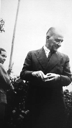 Atatürk Mersin'de bir narenciye bahçesinde. (19 Kasım 1937)