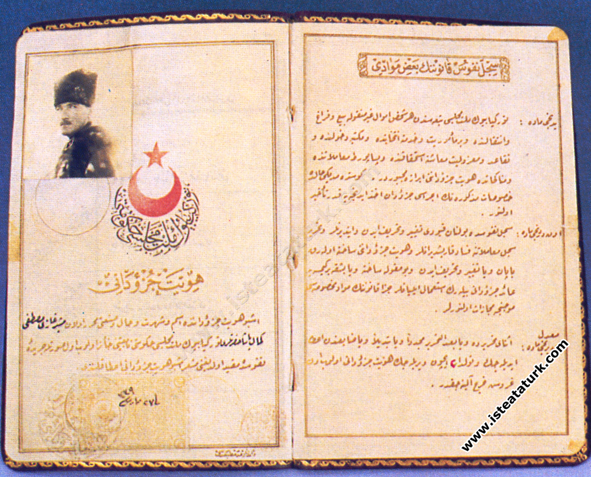 Atatürk'ün Anıtkabir Müzesi'nde sergilenen, Latin harflerine geçmeden önce verilen nüfus hüviyet cüzdanı. (Ankara-Hacıbayram kayıtlıdır)