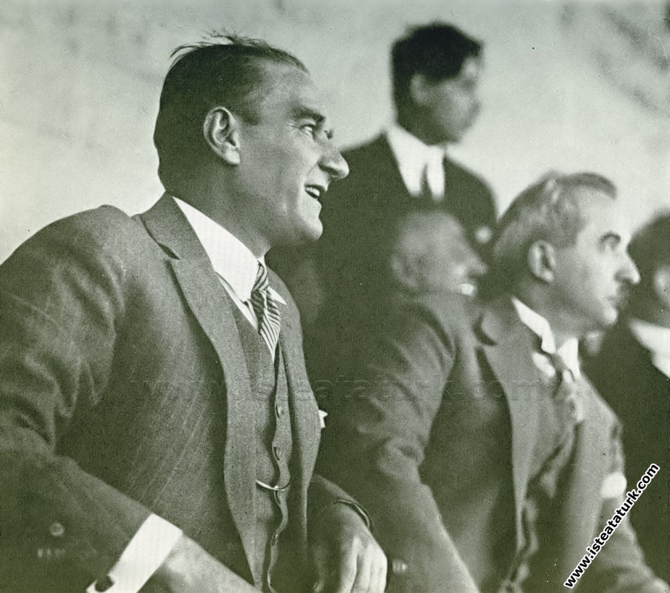 Atatürk Başbakan İsmet İnönü'yle Ankara’da II. Gazi Koşusu’nda. (10 Haziran 1927)