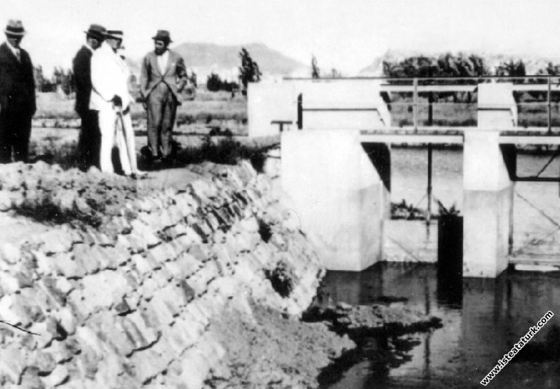 Atatürk Gazi Orman Çiftliği'nde su kanallarını incelerken. (14 Temmuz 1929)