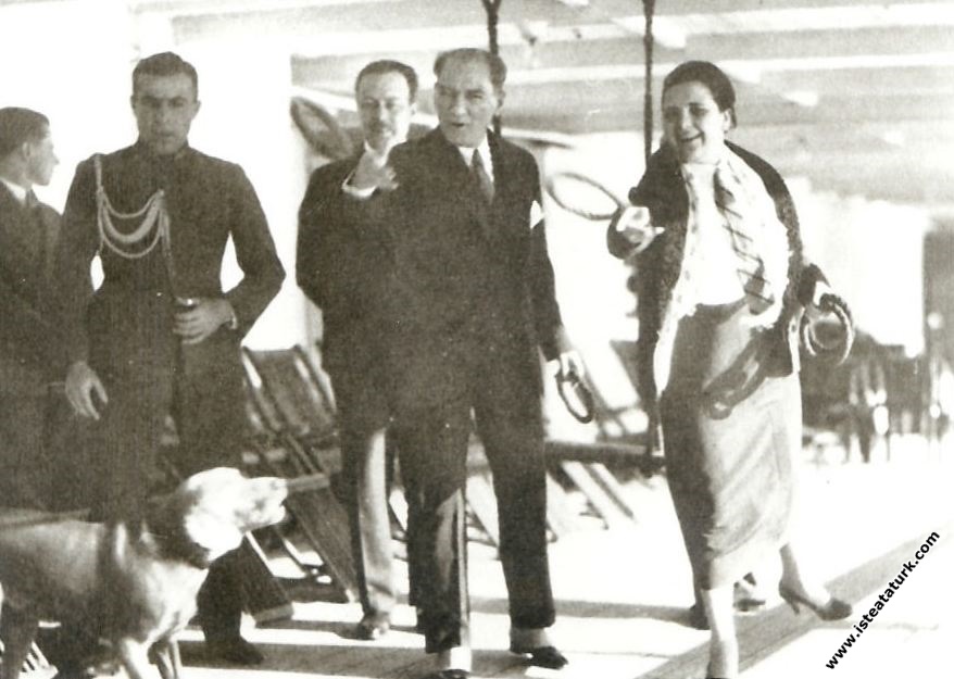 Mustafa Kemal Atatürk Ege Vapuru'yla Trabzon'a giderken Afet İnan'la birlikte halka atmaca oynuyor. (27 Kasım 1930)