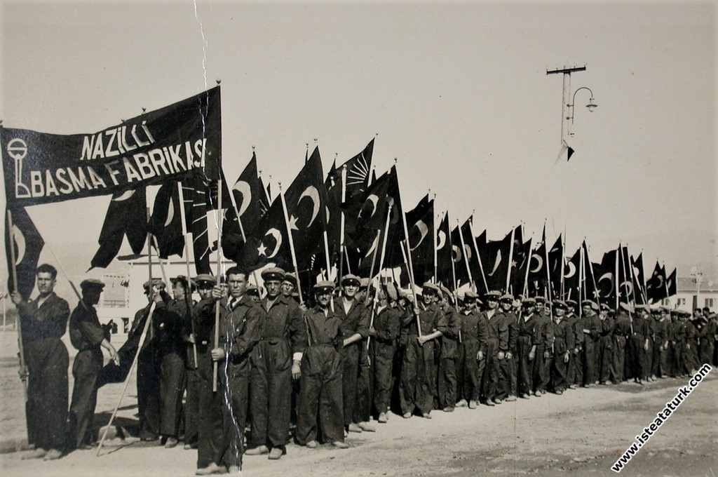 Sümerbank Nazilli Tekstil Kombinası'nın açılışında, işçiler geçit törenine katılırken. (9 Ekim 1937)