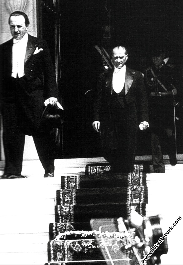 Mustafa Kemal Atatürk'ün Ankara Palas'tan çıkışı. (19 Haziran 1934)