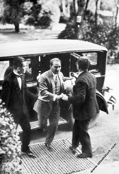 Mustafa Kemal Atatürk'ün İstanbul’da karşılanışı. (6 Ağustos 1929)