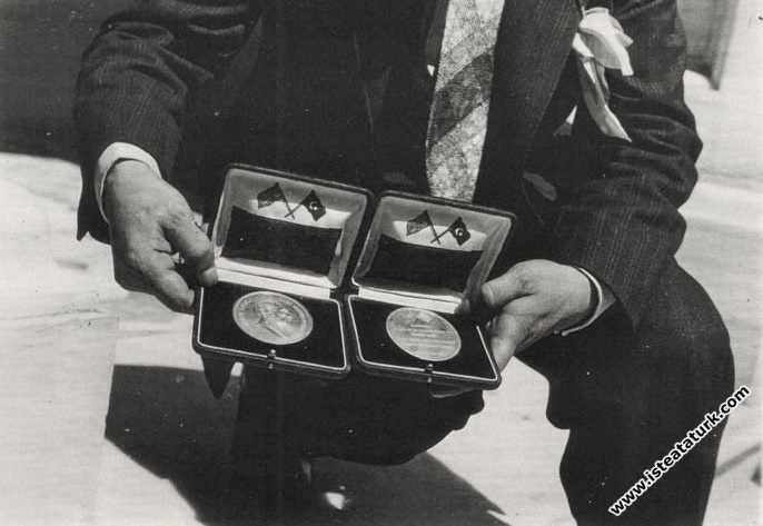 Atatürk tarafından hediye edilen madalyonlar.