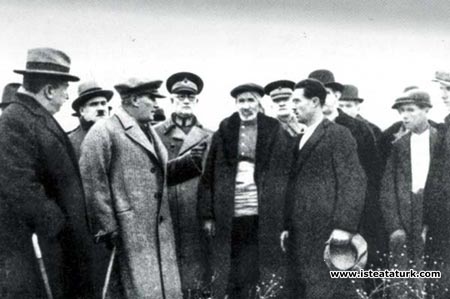 Mustafa Kemal Atatürk Edirne Kemalköy'de, çeltik üreticileriyle. (23 Aralık 1930)