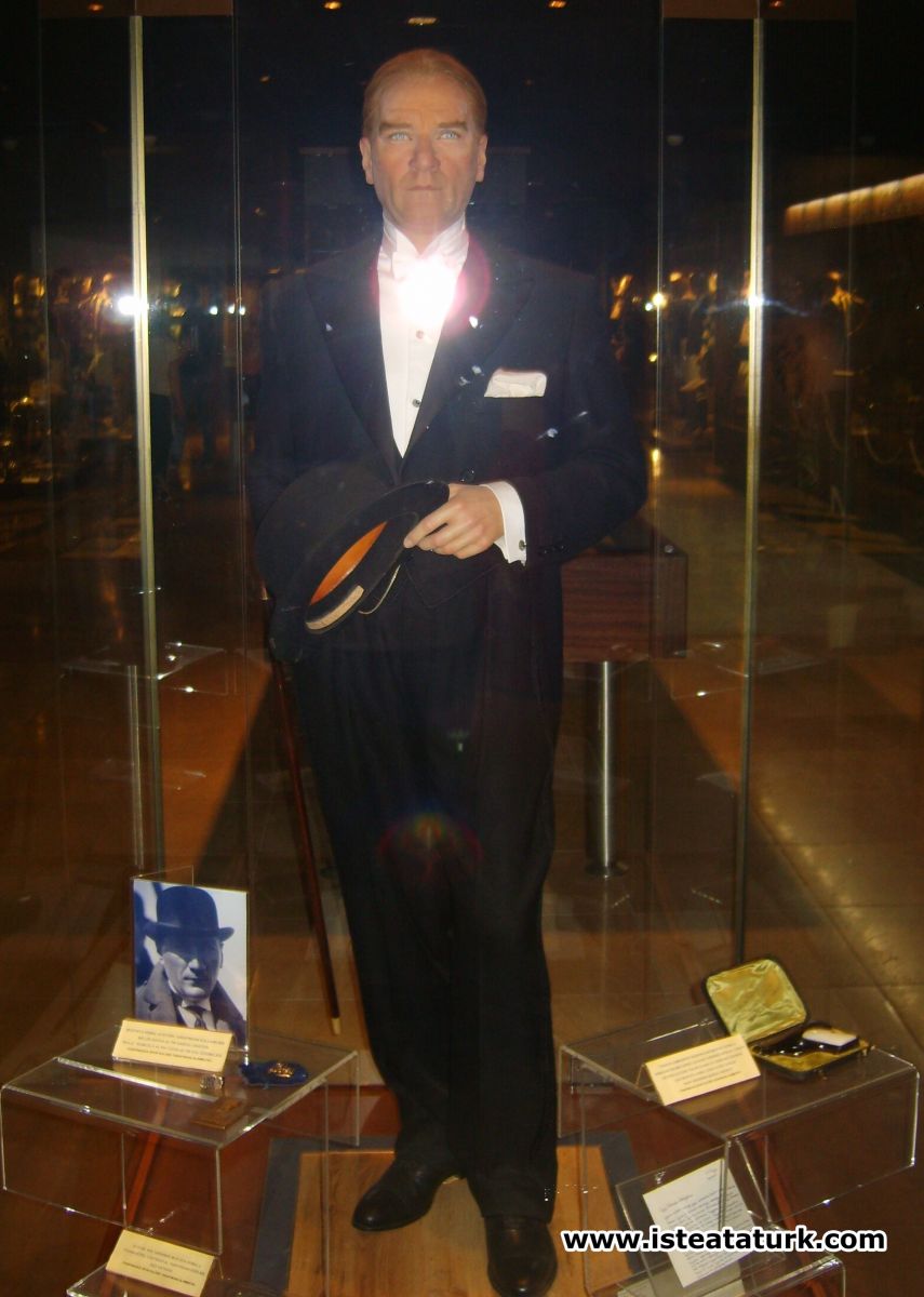 Fenerbahçe Kulübü Müzesi'nde yer alan Atatürk'ün bal mumu heykeli.