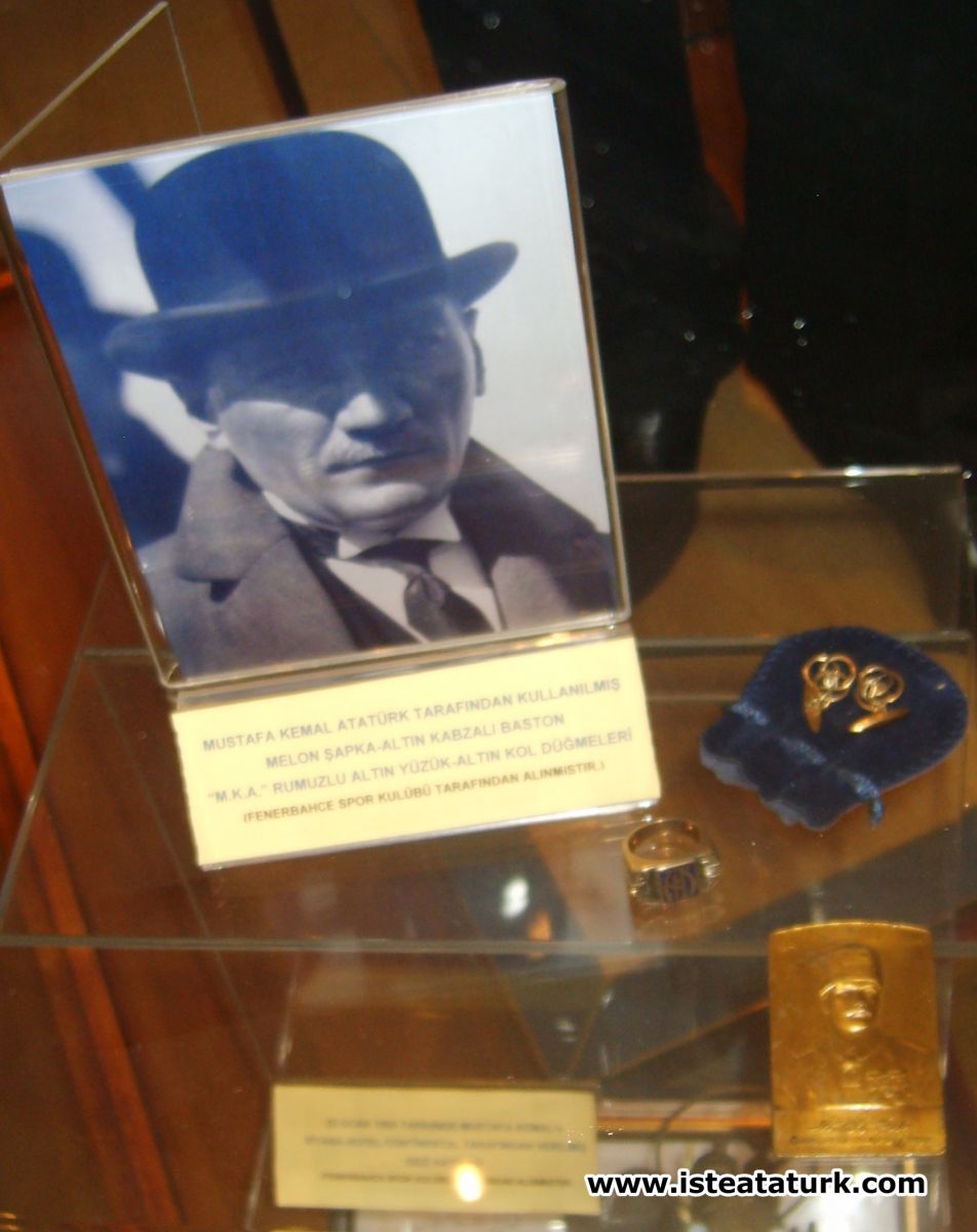Fenerbahçe Kulübü Müzesi'nde yer alan Atatürk'ün özel eşyaları.