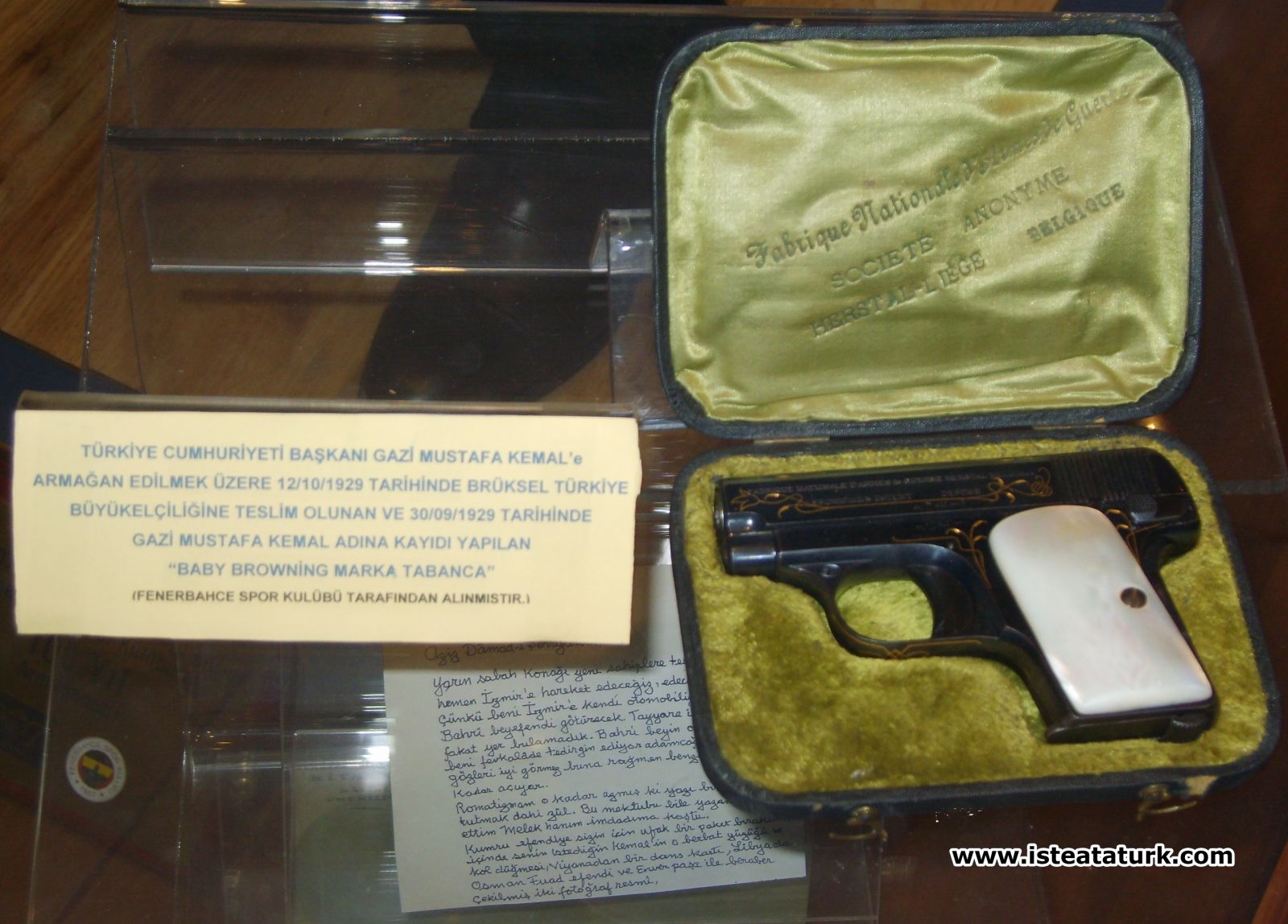 Fenerbahçe Kulübü Müzesi'nde yer alan Atatürk'ün tabancası.