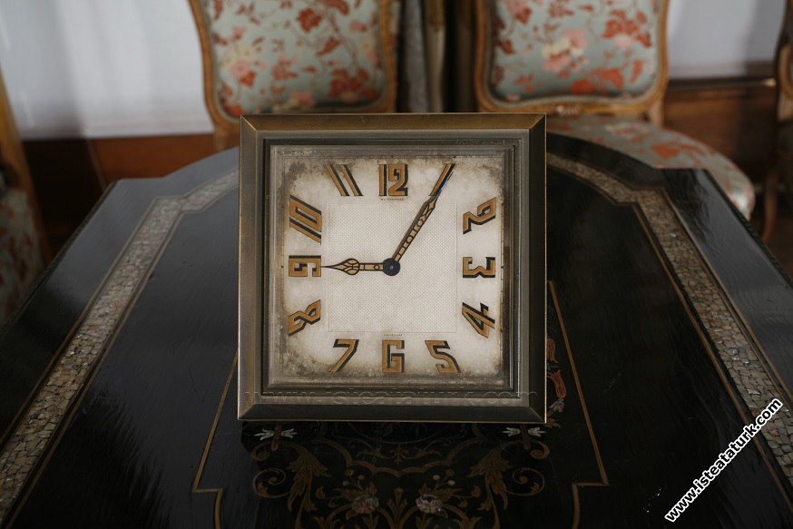 Dolmabahçe Sarayı'nda bulunan yatak odasında bulunan saat.