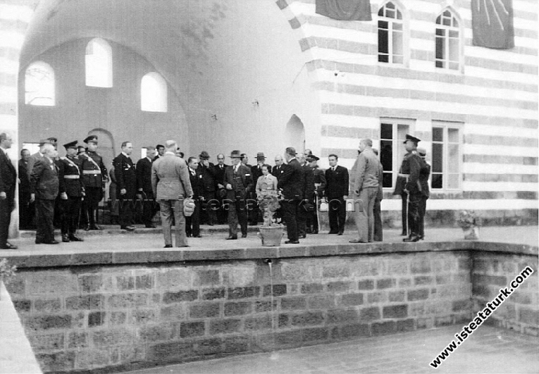 Diyarbakır'da Semanoğlu Köşkü'nde incelemelerde bulunurken. (16 Kasım 1937)